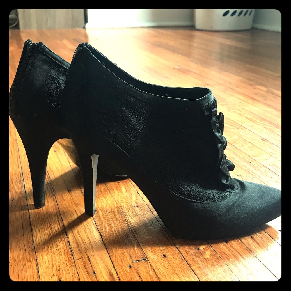 Size 10 Moda Spana booties. Black, lace, ruffled.